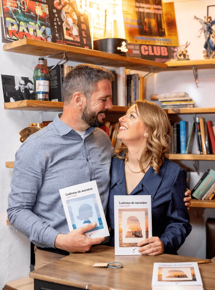Lidia Roselló, escritora de novela romántica contemporánea, con sus novelas Ladrona de Naranjas y Ladrona de Secretos