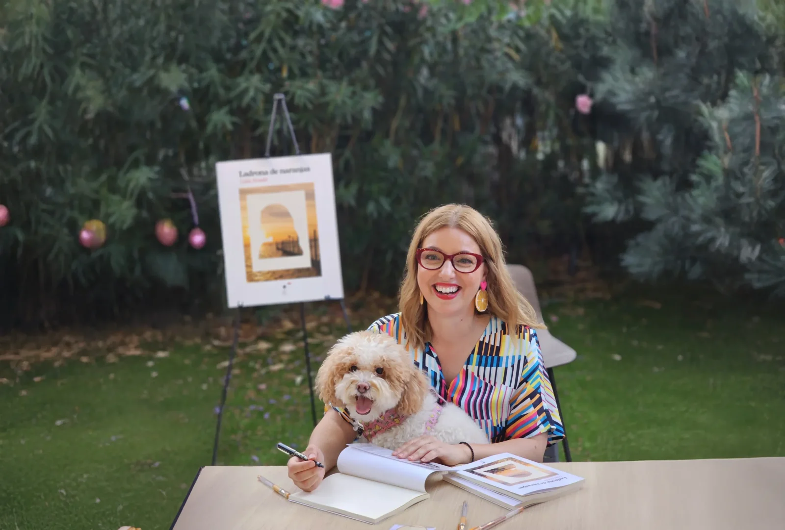 Lidia Roselló firmando su novela Ladrona de Naranjas junto a su perrita Diva